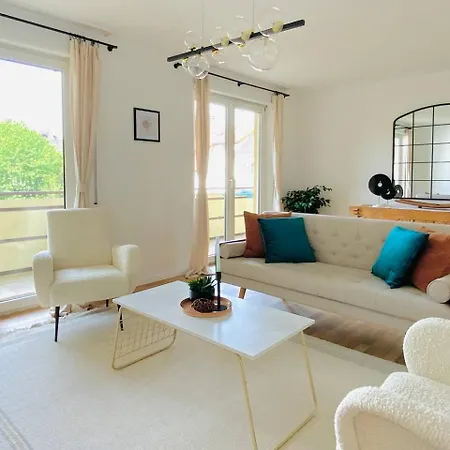 Top Location • Family-Friendly • Parking • Netflix Apartment